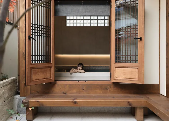 度假居 New Primium Hanok Stay, 한옥독채 서촌별당- 경복궁역 도보 5분 *