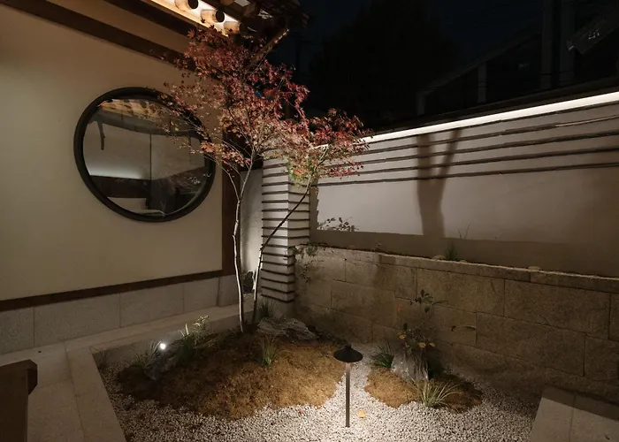 New Primium Hanok Stay, 한옥독채 서촌별당- 경복궁역 도보 5분 *