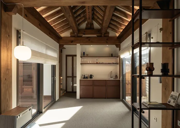 New Primium Hanok Stay, 한옥독채 서촌별당- 경복궁역 도보 5분