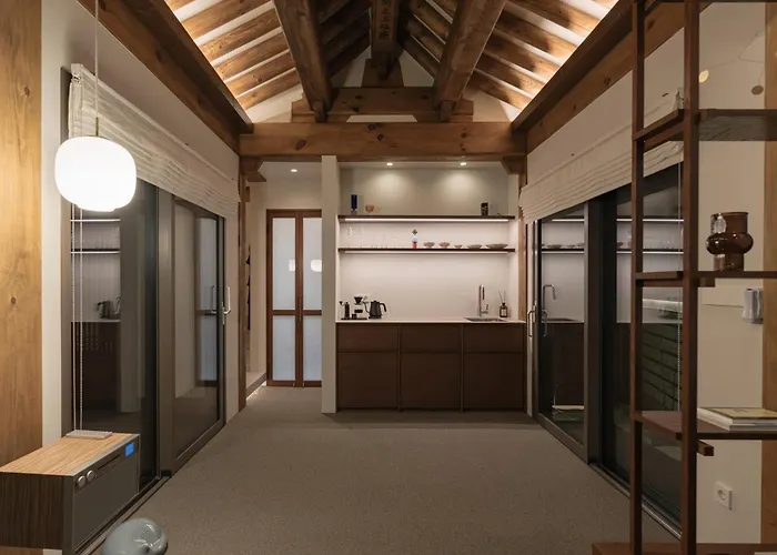 別荘 New Primium Hanok Stay, 한옥독채 서촌별당- 경복궁역 도보 5분
