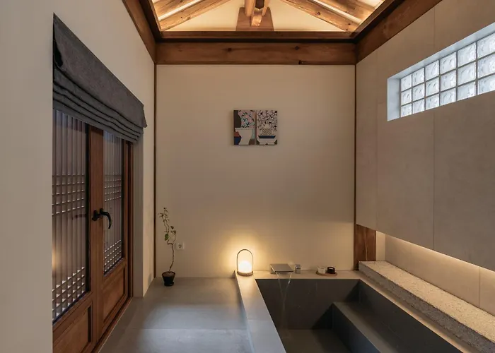 New Primium Hanok Stay, 한옥독채 서촌별당- 경복궁역 도보 5분