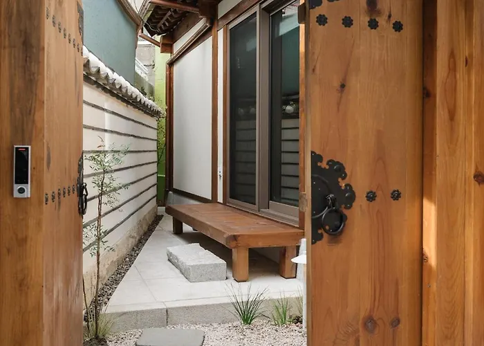 New Primium Hanok Stay, 한옥독채 서촌별당- 경복궁역 도보 5분 Séoul