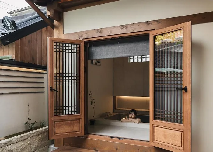 New Primium Hanok Stay, 한옥독채 서촌별당- 경복궁역 도보 5분 Hébergement de vacances *