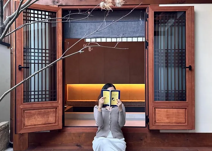 New Primium Hanok Stay, 한옥독채 서촌별당- 경복궁역 도보 5분 *