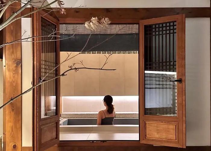 別荘 New Primium Hanok Stay, 한옥독채 서촌별당- 경복궁역 도보 5분 *