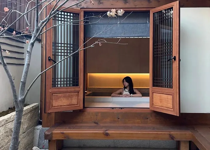 New Primium Hanok Stay, 한옥독채 서촌별당- 경복궁역 도보 5분 別荘