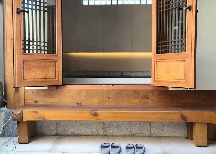New Primium Hanok Stay, 한옥독채 서촌별당- 경복궁역 도보 5분 ソウル特別市
